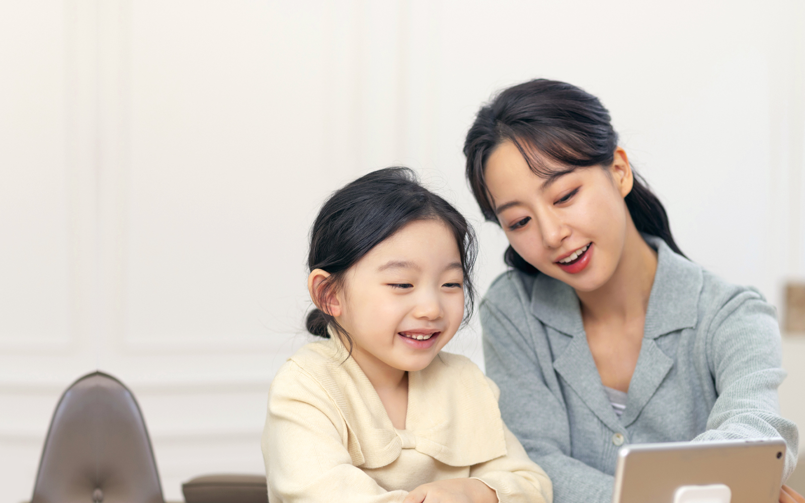 캠프 상담 자료를 함께 살펴보는 어머니와 아이